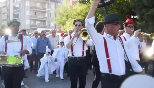 Dursunbey Belediyesi'nden 41 çocuğa sünnet şöleni