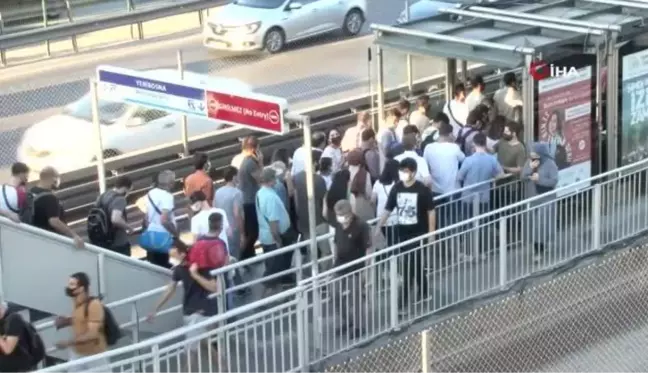 Metrobüs bozuldu, duraklarda yoğunluk oluştu