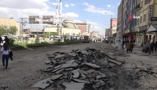 Yüksekova Cengiz Topel Caddesi yenileniyor