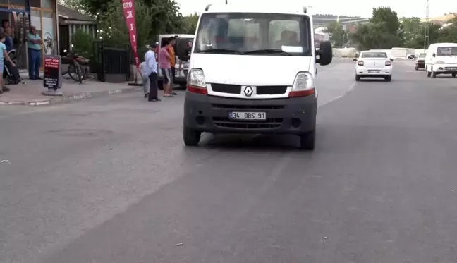 Arnavutköy'de bisiklet süren çocuğa minibüs çarptı