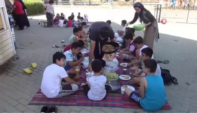 Çocuklar ağızlarında yumurta taşıdı, halat çekme yarışı yaptı