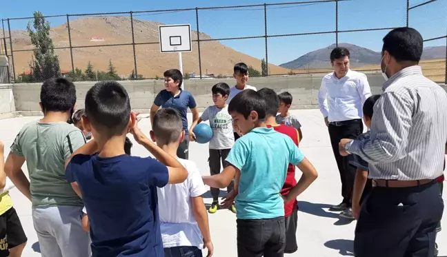 Tufanbeyli Kaymakamı Sarı ve İlçe Müftüsü Göktaş çocuklarla futbol maçı yaptı