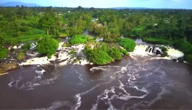 (DRONE) Kamerun'da Lobe Şelalesi eşsiz manzarasıyla ziyaretçilerini büyülüyor