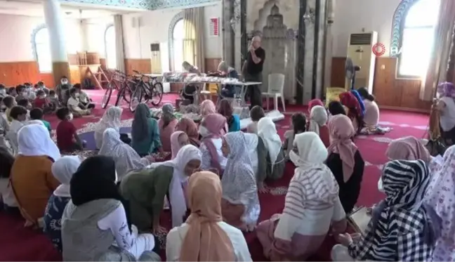 21 yıldır camideki Kur'an kursuna gelen çocuklara hediyeler dağıtıyor