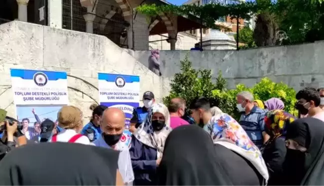 İstanbul polisi, Üsküdar Meydanı'nda vatandaşlara aşure ikram etti