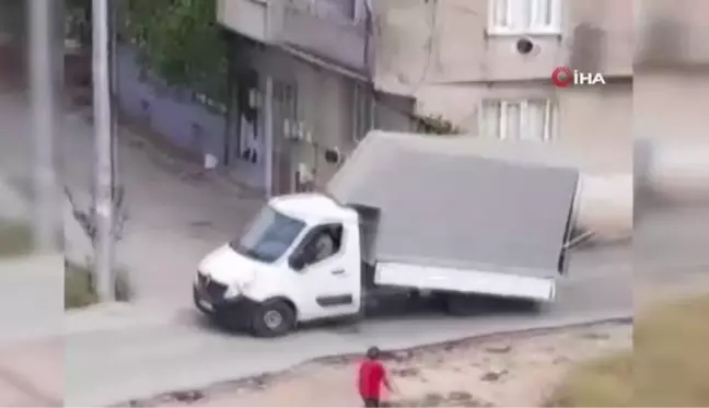 Kamyonetin kasasının yüksekliğini hesaplayamadı...Evin balkonuna çarptı