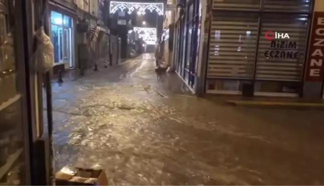 Kastamonu'da etkili olan sağanak yağış sonrası cami ve iş yerlerini su bastı