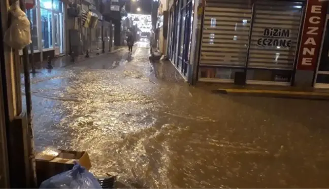 Kastamonu'da sağanak etkili oldu, cami ve iş yerlerini su bastı