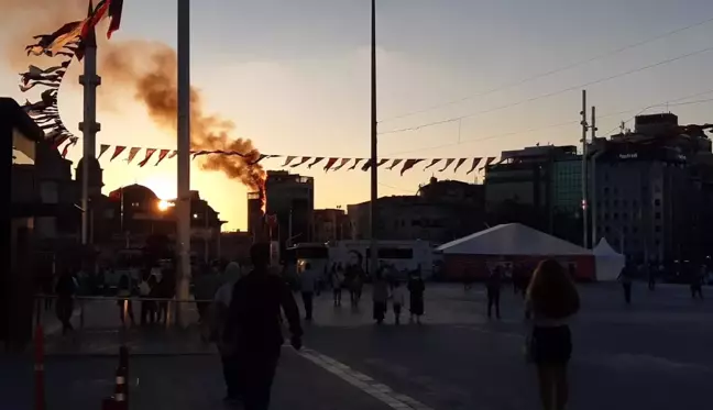 Son dakika haberleri: Taksim'de bir bankanın elektrik panosundaki yangın otele sıçradı