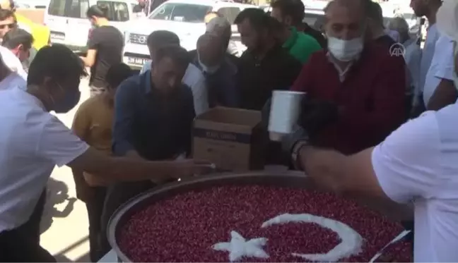 Yüksekova Kaymakamı Doğramacı, vatandaşlara aşure dağıttı