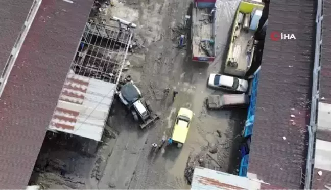 Kurtarabildikleri eşyaları sırtlayarak ekmek teknelerini terk ettiler