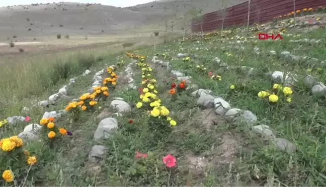 BAL VE ORGANİK TARIMDAN KAZANDIĞI PARA İLE ÖĞRENCİLERE YARDIM EDİYOR