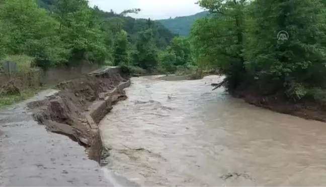 KASTAMONU - Selde ağaca çıkan kişi, babasını da kemeriyle çekip kurtardı