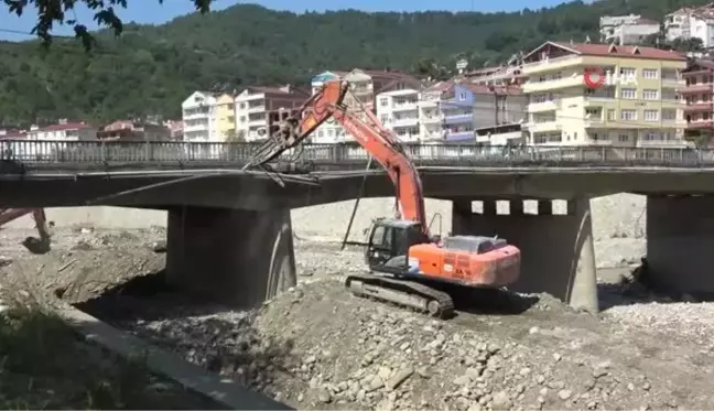 Son dakika haber... Selde hasar gören Ayancık Köprüsü'nün yıkımına başlandı