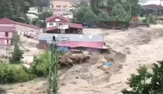 Son dakika... Türkeli'de selden bir fabrikanın yıkılma anı kameralara yansıdı