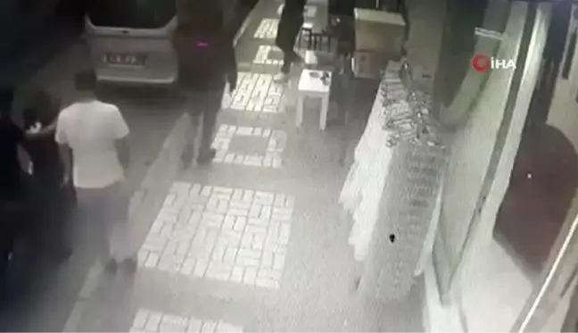 Çay ocağına silahlı saldırı kamerada: 1'i ağır 2 yaralı
