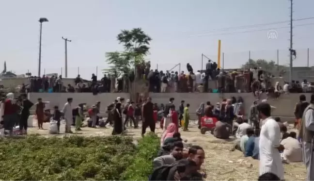 Kabil'i terk etmek isteyen Afganistanlıların havalimanı kapılarındaki bekleyişi sürüyor