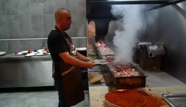 Diyarbakır'ın sıcaklığı vatandaşı ciğer yemekten vazgeçiremedi