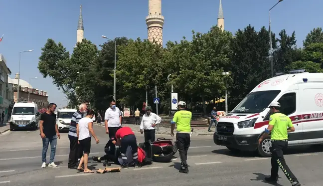 Edirne'de hafif ticari araçla çarpışan motosikleti kullanan kurye yaralandı