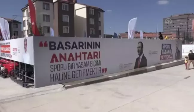 Gençler yüzmeyi portatif havuzda öğreniyor