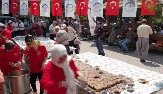 Kadirli Belediyesi cuma namazı çıkışı aşure dağıttı