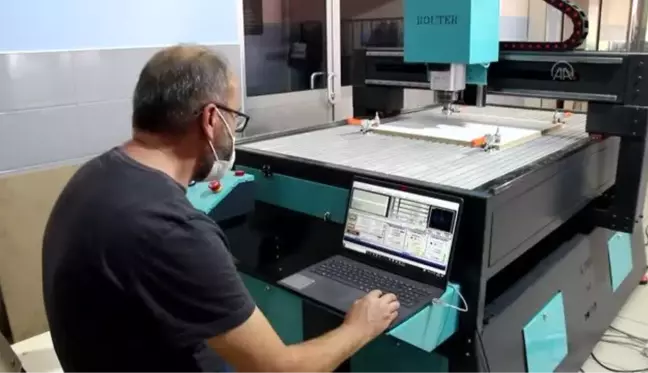 Meslek lisesi öğrencileri okullarında CNC makinesi üretti