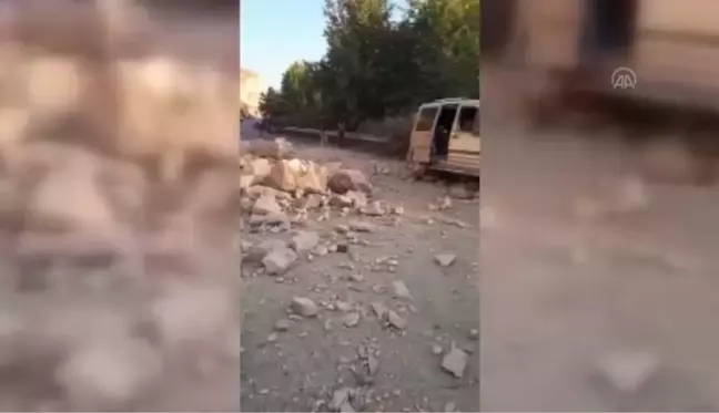 ŞANLIURFA - Birecik-Halfeti yolu heyelan nedeniyle trafiğe kapandı