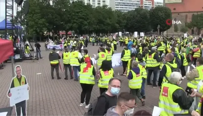 Berlin'de mağaza ve market çalışanları greve gitti