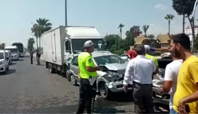 Son dakika haberi... 6 aracın karıştığı zincirleme trafik kazasında 3 kişi yaralandı