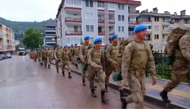 Son dakika: KASTAMONU - Sel afeti nedeniyle Bozkurt'ta görev yapan komandoların bir bölümü ilçeden ayrıldı