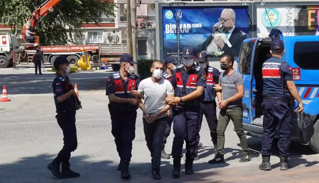 Evindeki kanepenin altına kazdığı çukurda yakalanan zanlı tutuklandı