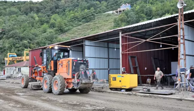 Son dakika haberleri... Sel felaketinin yaşandığı Ayancık'ta esnafa geçici hizmet verebilecekleri iş yerleri inşa ediliyor