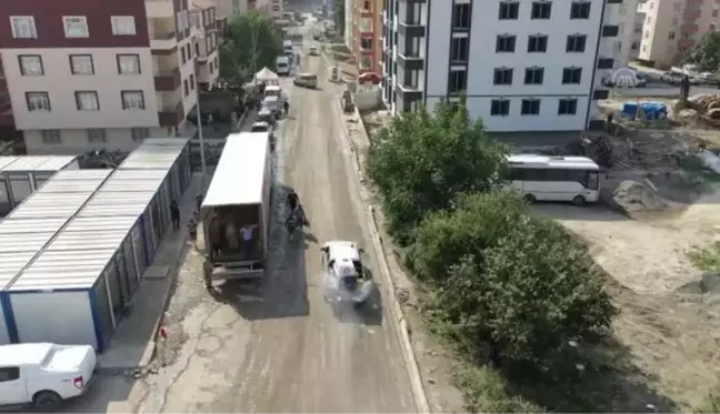 KASTAMONU - Isparta'dan sel felaketi yaşanan Bozkurt'a gelen ekip sokaklara gül suyu sıkıyor