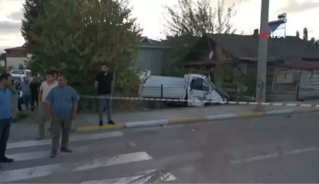 Kamyonet beton direğe çarparak bahçeye girdi: 1 ölü, 1 yaralı