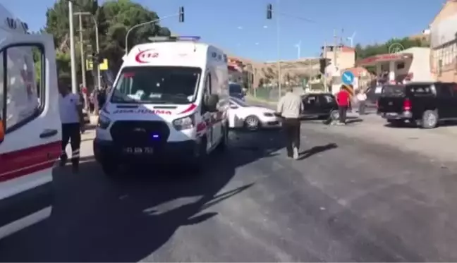 Son dakika haberleri... AFYONKARAHİSAR - Hasta taşıyan ambulansla otomobil çarpıştı