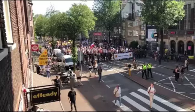 AMSTERDAM - Hollanda'da binlerce gösterici aşı zorunluluğunu ve Kovid-19 önlemlerini protesto etti