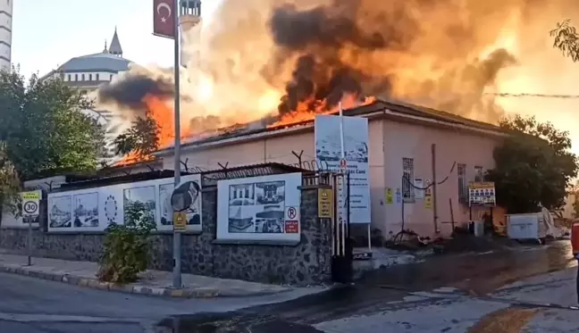 Cami şantiye alanında yangın