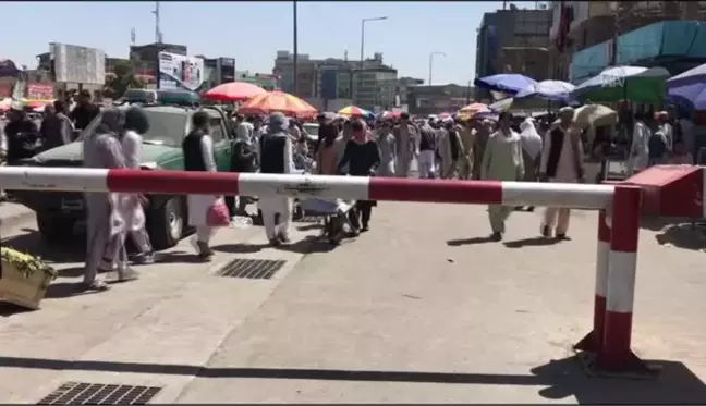 Yeniden açılan döviz bürolarına Afgan halkı yoğun ilgi gösterdi