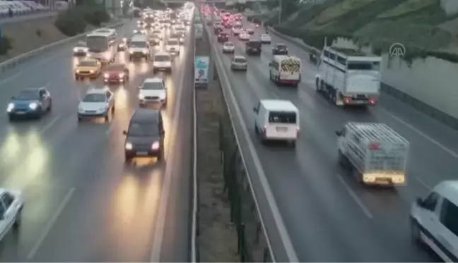 Akşam saatlerinde trafikte yoğunluk yaşanıyor