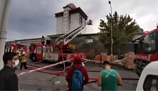 Beylikdüzü'nde bir iş yerinde çıkan yangın söndürüldü
