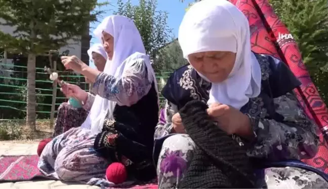 Eski elbiselerden sökülen ipler, Kırgız kadınlarının maharetli ellerinde halı ve kilime dönüşüyor