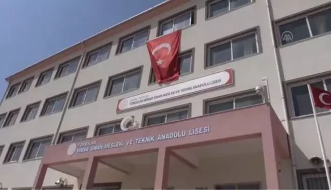 Bakan Özer, Mersin Toroslar Mimar Sinan Mesleki ve Teknik Anadolu Lisesi'nde incelemelerde bulundu