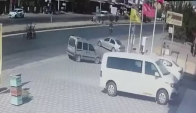 İki motosikletin çarpışması sonucu 3 kişi yaralandı