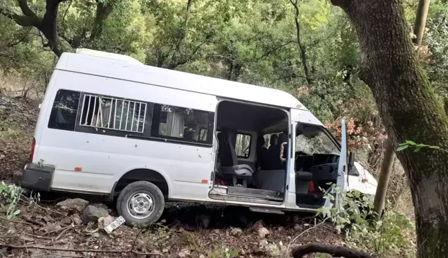 Kamyonete çarpan öğrenci servisi dereye uçtu: 10 yaralı