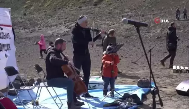 Rusya'da yanardağ eteklerinde mini konser keyfi