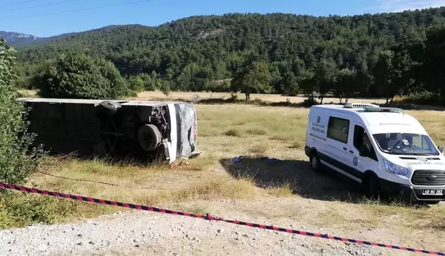 Tur otobüsü öğrenci servisine çarptı: 1 ölü, 49 yaralı