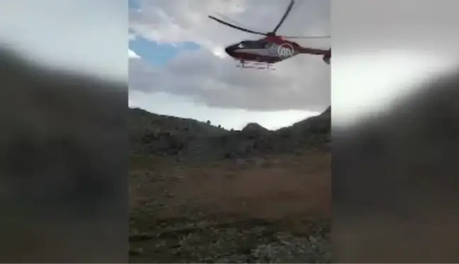 Kayalıklardan düşen çoban helikopterle kurtarıldı