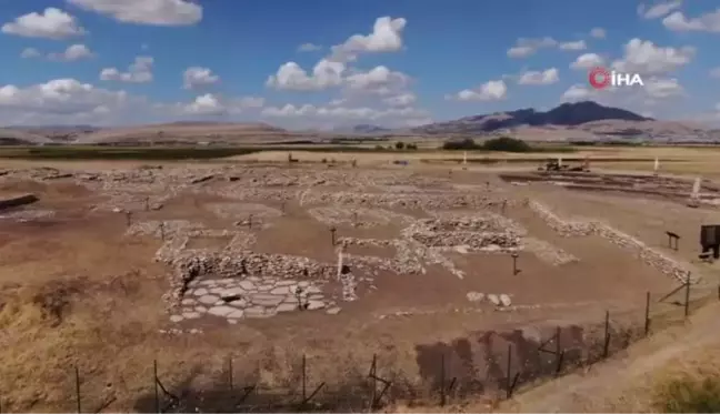 Çayönü Höyüğünde sandık tipi mezar çıktı