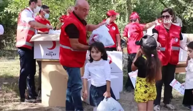 Türk Kızılayından Azerbaycan'da Karabağ savaşından etkilenen bölgelerdeki öğrencilere yardım