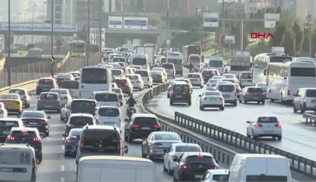 İSTANBUL'DA AKŞAM İŞ ÇIKIŞ SAATLERİNDE TRAFİK YOĞUNLUĞU